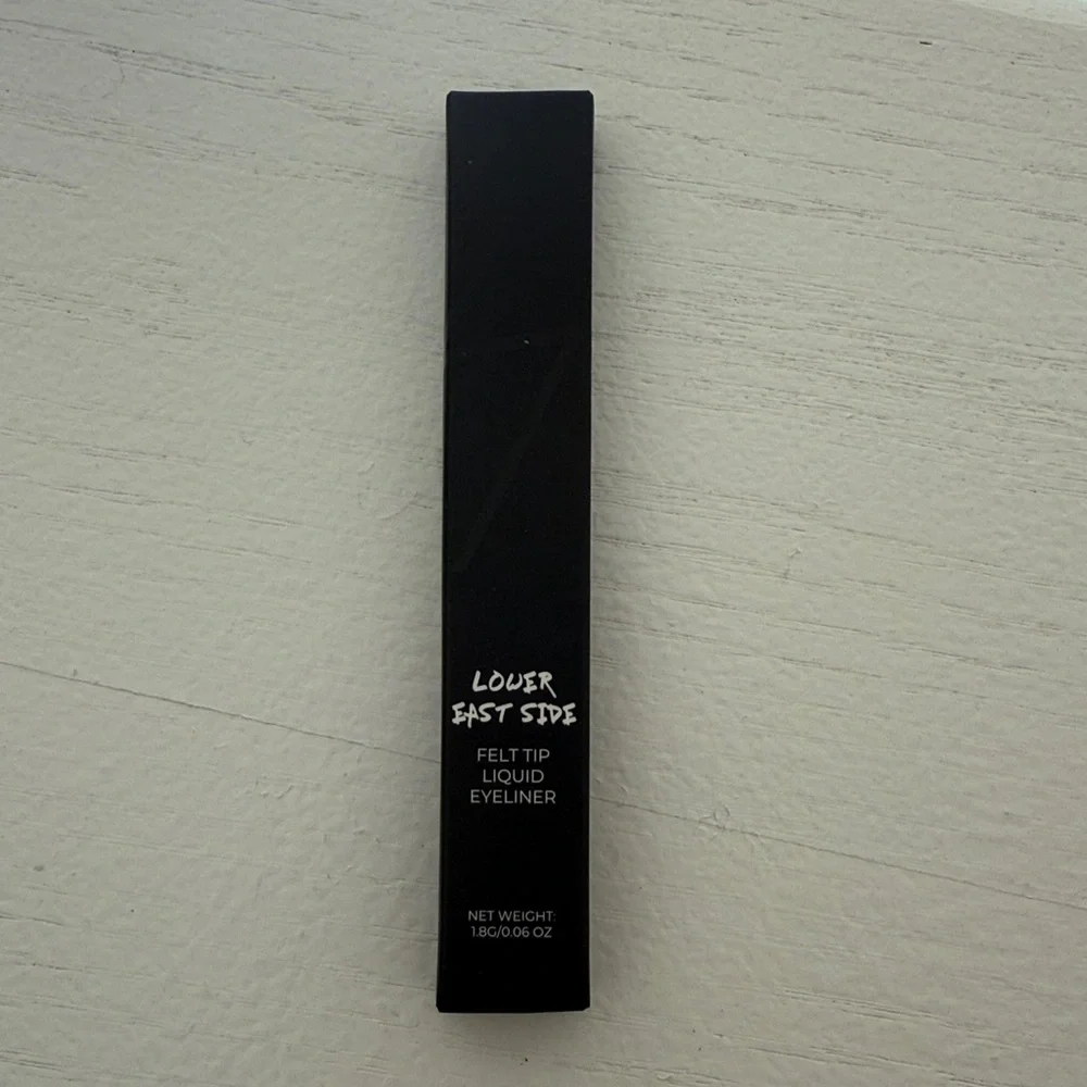 NWT LES BEAUTY Felt Tip Eyeliner in Black